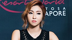 https://upload.wikimedia.org/wikipedia/commons/thumb/0/0f/Minzy_at_YG_Family_Press_Conference_in_Singapore_in_2014.jpg/250px-Minzy_at_YG_Family_Press_Conference_in_Singapore_in_2014.jpg