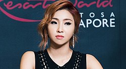 https://upload.wikimedia.org/wikipedia/commons/thumb/0/0f/Minzy_at_YG_Family_Press_Conference_in_Singapore_in_2014.jpg/250px-Minzy_at_YG_Family_Press_Conference_in_Singapore_in_2014.jpg