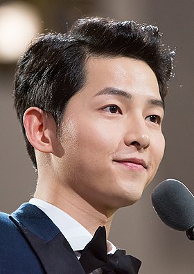 https://upload.wikimedia.org/wikipedia/commons/thumb/1/13/Song_Joong-ki_at_Style_Icon_Asia_2016.jpg/280px-Song_Joong-ki_at_Style_Icon_Asia_2016.jpg
