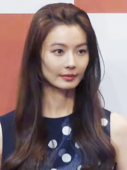 https://upload.wikimedia.org/wikipedia/commons/thumb/1/13/Yoon_So-yi_in_May_2019.png/250px-Yoon_So-yi_in_May_2019.png