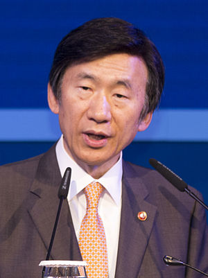 https://upload.wikimedia.org/wikipedia/commons/thumb/1/14/Yun_Byung-se_%28cropped%29.jpg/300px-Yun_Byung-se_%28cropped%29.jpg