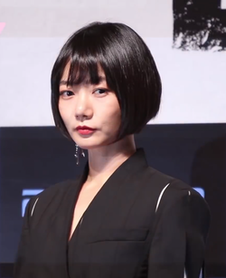 https://upload.wikimedia.org/wikipedia/commons/thumb/1/15/Doona_Bae_promoting_The_Tunnel.png/250px-Doona_Bae_promoting_The_Tunnel.png