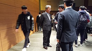https://upload.wikimedia.org/wikipedia/commons/thumb/1/16/Yu_Seong-yeop_listening_to_questions_from_college_students_after_the_Guest_lecture_organized_by_Jeonju_University.jpg/300px-Yu_Seong-yeop_listening_to_questions_from_college_students_after_the_Guest_lecture_organized_by_Jeonju_University.jpg