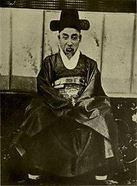https://upload.wikimedia.org/wikipedia/commons/thumb/1/18/Heungseon_Daewongun_Portrait.jpg/200px-Heungseon_Daewongun_Portrait.jpg