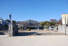 https://upload.wikimedia.org/wikipedia/commons/thumb/1/18/The_Jinju_National_Museum.jpg/220px-The_Jinju_National_Museum.jpg