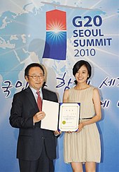 https://upload.wikimedia.org/wikipedia/commons/thumb/1/1a/Han_Hyo-joo_G20_Seoul_Summit_Ambassadors.jpg/170px-Han_Hyo-joo_G20_Seoul_Summit_Ambassadors.jpg