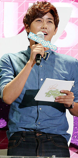 https://upload.wikimedia.org/wikipedia/commons/thumb/1/1a/Kwanghee_hosting_Music_Core%2C_September_2012.jpg/250px-Kwanghee_hosting_Music_Core%2C_September_2012.jpg