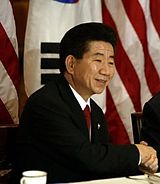 https://upload.wikimedia.org/wikipedia/commons/thumb/1/1e/Roh_Moo-hyun_cropped%2C_2003-October.jpg/160px-Roh_Moo-hyun_cropped%2C_2003-October.jpg