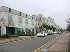 https://upload.wikimedia.org/wikipedia/commons/thumb/2/21/Gwonseon-gu_office.JPG/270px-Gwonseon-gu_office.JPG