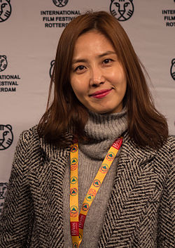 https://upload.wikimedia.org/wikipedia/commons/thumb/2/22/IFFR2015_-_d8_-_Shin_Dong-Mi-1.jpg/250px-IFFR2015_-_d8_-_Shin_Dong-Mi-1.jpg