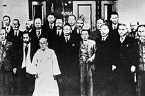 https://upload.wikimedia.org/wikipedia/commons/thumb/2/25/1945%EB%85%84_12%EC%9B%94_3%EC%9D%BC_%EC%9E%84%EC%A0%95%EC%9A%94%EC%9D%B8%EB%93%A4.jpg/210px-1945%EB%85%84_12%EC%9B%94_3%EC%9D%BC_%EC%9E%84%EC%A0%95%EC%9A%94%EC%9D%B8%EB%93%A4.jpg