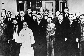 https://upload.wikimedia.org/wikipedia/commons/thumb/2/25/1945%EB%85%84_12%EC%9B%94_3%EC%9D%BC_%EC%9E%84%EC%A0%95%EC%9A%94%EC%9D%B8%EB%93%A4.jpg/340px-1945%EB%85%84_12%EC%9B%94_3%EC%9D%BC_%EC%9E%84%EC%A0%95%EC%9A%94%EC%9D%B8%EB%93%A4.jpg