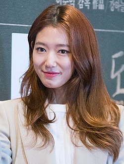 https://upload.wikimedia.org/wikipedia/commons/thumb/2/26/%28160204%29_Park_Shin_Hye_%40_the_%27DongJu_-_The_Portrait_of_A_Poet%27_Movie_Premiere.jpg/250px-%28160204%29_Park_Shin_Hye_%40_the_%27DongJu_-_The_Portrait_of_A_Poet%27_Movie_Premiere.jpg
