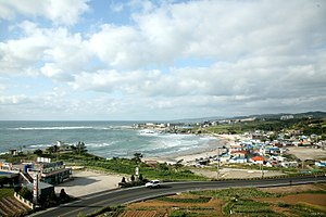 https://upload.wikimedia.org/wikipedia/commons/thumb/2/27/Korea-Pohang-Goryongpo_Beach-01.jpg/300px-Korea-Pohang-Goryongpo_Beach-01.jpg