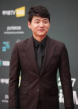 https://upload.wikimedia.org/wikipedia/commons/thumb/2/29/2017_%EC%95%84%EC%8B%9C%EC%95%84_%EB%AA%A8%EB%8D%B8_%ED%8E%98%EC%8A%A4%ED%8B%B0%EB%B2%8C_%EB%A0%88%EB%93%9C%EC%B9%B4%ED%8E%AB_%2855%29.jpg/250px-2017_%EC%95%84%EC%8B%9C%EC%95%84_%EB%AA%A8%EB%8D%B8_%ED%8E%98%EC%8A%A4%ED%8B%B0%EB%B2%8C_%EB%A0%88%EB%93%9C%EC%B9%B4%ED%8E%AB_%2855%29.jpg