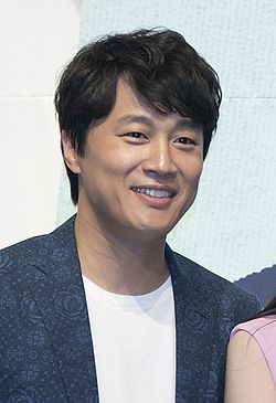https://upload.wikimedia.org/wikipedia/commons/thumb/2/29/KBS_%22The_Producers%22_press_conference%2C_11_May_2015_06.jpg/250px-KBS_%22The_Producers%22_press_conference%2C_11_May_2015_06.jpg