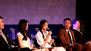 https://upload.wikimedia.org/wikipedia/commons/thumb/2/2b/20160502_handmaiden_announcement_for_production.jpg/300px-20160502_handmaiden_announcement_for_production.jpg
