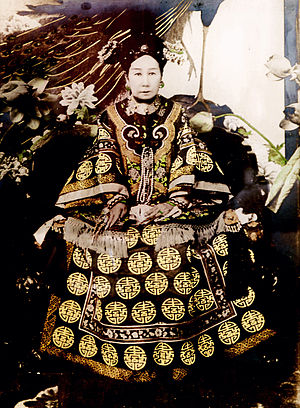 https://upload.wikimedia.org/wikipedia/commons/thumb/2/2c/The_Ci-Xi_Imperial_Dowager_Empress_%285%29.JPG/300px-The_Ci-Xi_Imperial_Dowager_Empress_%285%29.JPG