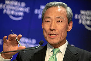 https://upload.wikimedia.org/wikipedia/commons/thumb/2/2d/Kim_Jong-Hoon_-_World_Economic_Forum_Annual_Meeting_Davos_2009_%283488049019%29.jpg/300px-Kim_Jong-Hoon_-_World_Economic_Forum_Annual_Meeting_Davos_2009_%283488049019%29.jpg
