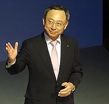 https://upload.wikimedia.org/wikipedia/commons/thumb/2/2e/%EB%8C%80%ED%95%9C%EB%AF%BC%EA%B5%AD_%ED%86%B5%EC%8B%A0_130%EC%A3%BC%EB%85%84_%EA%B8%B0%EB%85%90_KT_%EB%AF%B8%EB%9E%98%EC%A0%84%EB%9E%B5_%EB%B0%9C%ED%91%9C_%EA%B8%B0%EC%9E%90%EA%B0%84%EB%8B%B4%ED%9A%8C_%28KT_%ED%99%A9%EC%B0%BD%EA%B7%9C_%ED%9A%8C%EC%9E%A5%29.jpg/225px-%EB%8C%80%ED%95%9C%EB%AF%BC%EA%B5%AD_%ED%86%B5%EC%8B%A0_130%EC%A3%BC%EB%85%84_%EA%B8%B0%EB%85%90_KT_%EB%AF%B8%EB%9E%98%EC%A0%84%EB%9E%B5_%EB%B0%9C%ED%91%9C_%EA%B8%B0%EC%9E%90%EA%B0%84%EB%8B%B4%ED%9A%8C_%28KT_%ED%99%A9%EC%B0%BD%EA%B7%9C_%ED%9A%8C%EC%9E%A5%29.jpg