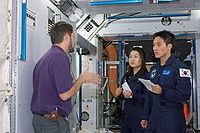 https://upload.wikimedia.org/wikipedia/commons/thumb/2/2e/Korean_astronauts-Space_station_training-01.jpg/200px-Korean_astronauts-Space_station_training-01.jpg
