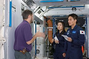 https://upload.wikimedia.org/wikipedia/commons/thumb/2/2e/Korean_astronauts-Space_station_training-01.jpg/287px-Korean_astronauts-Space_station_training-01.jpg