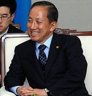 https://upload.wikimedia.org/wikipedia/commons/thumb/2/2e/South_Korea_Minister_of_National_Defense_Kim_Tae-young.jpg/300px-South_Korea_Minister_of_National_Defense_Kim_Tae-young.jpg