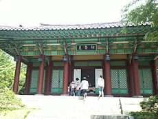 https://upload.wikimedia.org/wikipedia/commons/thumb/3/30/Sayukshin_tomb_shrine.jpg/230px-Sayukshin_tomb_shrine.jpg