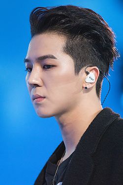 https://upload.wikimedia.org/wikipedia/commons/thumb/3/30/Song_Min-ho_at_Style_Icon_Asia_2016.jpg/250px-Song_Min-ho_at_Style_Icon_Asia_2016.jpg