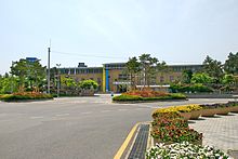 https://upload.wikimedia.org/wikipedia/commons/thumb/3/30/South_Chungcheong_Provincial_Office.jpg/220px-South_Chungcheong_Provincial_Office.jpg