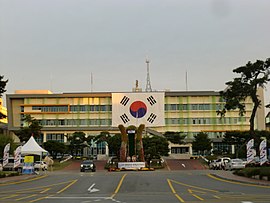 https://upload.wikimedia.org/wikipedia/commons/thumb/3/32/Mungyeong_City_Hall.JPG/270px-Mungyeong_City_Hall.JPG