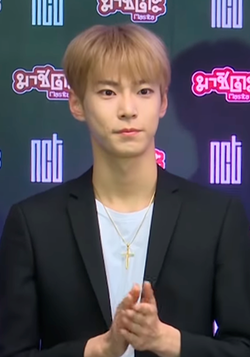 https://upload.wikimedia.org/wikipedia/commons/thumb/3/33/Doyoung_at_Masita_Press_Conference_01.png/250px-Doyoung_at_Masita_Press_Conference_01.png