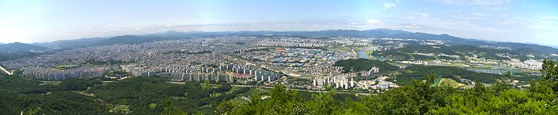 https://upload.wikimedia.org/wikipedia/commons/thumb/3/34/Cityscape_of_Daejeon_from_Gyejoksan.jpg/800px-Cityscape_of_Daejeon_from_Gyejoksan.jpg