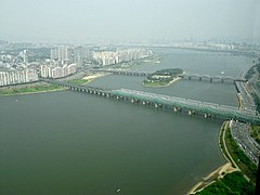 https://upload.wikimedia.org/wikipedia/commons/thumb/3/34/Hangang_Railway_Bridge.jpg/240px-Hangang_Railway_Bridge.jpg