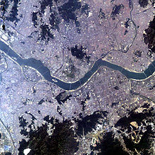 https://upload.wikimedia.org/wikipedia/commons/thumb/3/34/Large_Seoul_Landsat.jpg/220px-Large_Seoul_Landsat.jpg