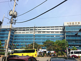 https://upload.wikimedia.org/wikipedia/commons/thumb/3/34/Seodaemun-gu_Office_20140513_150237.jpg/270px-Seodaemun-gu_Office_20140513_150237.jpg