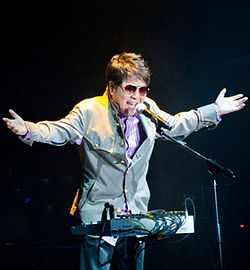 https://upload.wikimedia.org/wikipedia/commons/thumb/3/36/Cho_Yong-pil_from_acrofan.jpg/250px-Cho_Yong-pil_from_acrofan.jpg