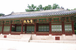 https://upload.wikimedia.org/wikipedia/commons/thumb/3/39/Korea-Seoul-Changgyeonggung-Gyeongchunjeon-01.jpg/250px-Korea-Seoul-Changgyeonggung-Gyeongchunjeon-01.jpg