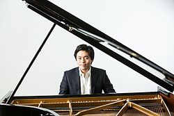 https://upload.wikimedia.org/wikipedia/commons/thumb/3/39/Pianist_Sunwook_Kim.jpg/250px-Pianist_Sunwook_Kim.jpg