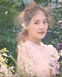 https://upload.wikimedia.org/wikipedia/commons/thumb/3/3c/%28Marie_Claire_Korea%29_%EC%9E%91%EC%9D%80_%EC%95%84%EC%94%A8%EB%93%A4%2C_S.E.S_%281%29.jpg/220px-%28Marie_Claire_Korea%29_%EC%9E%91%EC%9D%80_%EC%95%84%EC%94%A8%EB%93%A4%2C_S.E.S_%281%29.jpg