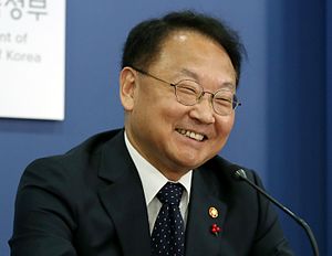 https://upload.wikimedia.org/wikipedia/commons/thumb/3/3d/Deputy_PM_Yoo_Ilho_Press_Conference_04.jpg/300px-Deputy_PM_Yoo_Ilho_Press_Conference_04.jpg
