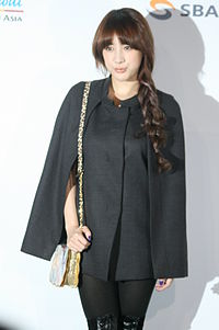 https://upload.wikimedia.org/wikipedia/commons/thumb/3/3d/Seo_In-Young_in_2011_Seoul_Fashion_Week.jpg/200px-Seo_In-Young_in_2011_Seoul_Fashion_Week.jpg