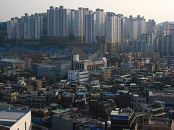 https://upload.wikimedia.org/wikipedia/commons/thumb/3/3f/Korea-Seoul-Wangsimni.jpg/250px-Korea-Seoul-Wangsimni.jpg