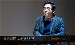 https://upload.wikimedia.org/wikipedia/commons/thumb/3/3f/Yoon_Il-Sang_from_acrofan.jpg/250px-Yoon_Il-Sang_from_acrofan.jpg