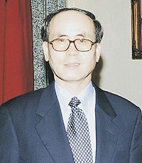 https://upload.wikimedia.org/wikipedia/commons/thumb/4/40/Hwang_Yong-shik_%ED%99%A9%EC%9A%A9%EC%8B%9D_%28cropped_from_93.4.13_%E9%99%A2%E9%95%B7%E6%8E%A5%E8%A6%8B%E9%A7%90%E5%8F%B0%E5%8C%97%E9%9F%93%E5%9C%8B%E4%BB%A3%E8%A1%A8%E9%83%A8%E9%BB%83%E9%BE%8D%E6%A4%8D%E4%BB%A3%E8%A1%A8%E5%8F%8A%E7%A7%A6%E5%9F%BA%E5%8B%B3%E8%AA%B2%E9%95%B7%E4%B8%80%E8%A1%8C_0930512093222%29.jpg/200px-Hwang_Yong-shik_%ED%99%A9%EC%9A%A9%EC%8B%9D_%28cropped_from_93.4.13_%E9%99%A2%E9%95%B7%E6%8E%A5%E8%A6%8B%E9%A7%90%E5%8F%B0%E5%8C%97%E9%9F%93%E5%9C%8B%E4%BB%A3%E8%A1%A8%E9%83%A8%E9%BB%83%E9%BE%8D%E6%A4%8D%E4%BB%A3%E8%A1%A8%E5%8F%8A%E7%A7%A6%E5%9F%BA%E5%8B%B3%E8%AA%B2%E9%95%B7%E4%B8%80%E8%A1%8C_0930512093222%29.jpg