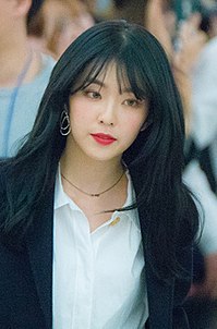 https://upload.wikimedia.org/wikipedia/commons/thumb/4/41/Irene_Bae_at_a_fansigning_event_on_February_2%2C_2018.jpg/200px-Irene_Bae_at_a_fansigning_event_on_February_2%2C_2018.jpg