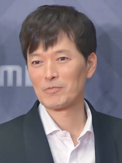 https://upload.wikimedia.org/wikipedia/commons/thumb/4/44/Jung_Jae-young_at_Dec_2018.png/250px-Jung_Jae-young_at_Dec_2018.png