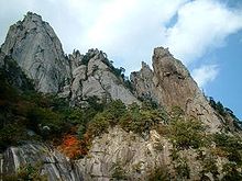 https://upload.wikimedia.org/wikipedia/commons/thumb/4/44/Korea_seorak.jpg/220px-Korea_seorak.jpg