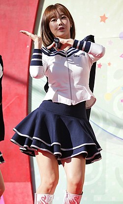 https://upload.wikimedia.org/wikipedia/commons/thumb/4/45/%ED%81%AC%EB%A0%88%EC%9A%A9%ED%8C%9D%28Crayon_Pop%29_%EB%8F%84%EC%8B%9C_%EA%BC%AC%EB%A7%88%EB%93%A4%EC%9D%98_%ED%96%89%EB%B3%B5%ED%95%9C_%EC%B6%95%EC%A0%9C_%ED%8B%B0%EB%B8%8C%EB%A1%9C%EB%93%9C_%EC%9B%90%EC%9D%8C%EB%B0%A9%EC%86%A1_05.jpg/250px-%ED%81%AC%EB%A0%88%EC%9A%A9%ED%8C%9D%28Crayon_Pop%29_%EB%8F%84%EC%8B%9C_%EA%BC%AC%EB%A7%88%EB%93%A4%EC%9D%98_%ED%96%89%EB%B3%B5%ED%95%9C_%EC%B6%95%EC%A0%9C_%ED%8B%B0%EB%B8%8C%EB%A1%9C%EB%93%9C_%EC%9B%90%EC%9D%8C%EB%B0%A9%EC%86%A1_05.jpg