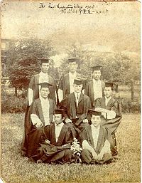 https://upload.wikimedia.org/wikipedia/commons/thumb/4/47/1908%EB%85%84_%EC%A0%9C%EC%A4%91%EC%9B%90_%EC%9D%98%ED%95%99%EA%B5%90_%EC%A1%B8%EC%97%85%EC%82%AC%EC%A7%84.jpg/200px-1908%EB%85%84_%EC%A0%9C%EC%A4%91%EC%9B%90_%EC%9D%98%ED%95%99%EA%B5%90_%EC%A1%B8%EC%97%85%EC%82%AC%EC%A7%84.jpg